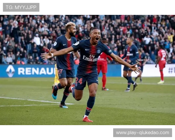 斯特拉斯堡vs巴黎赛中，阿什拉夫踩踏对手经VAR复核被红牌罚下