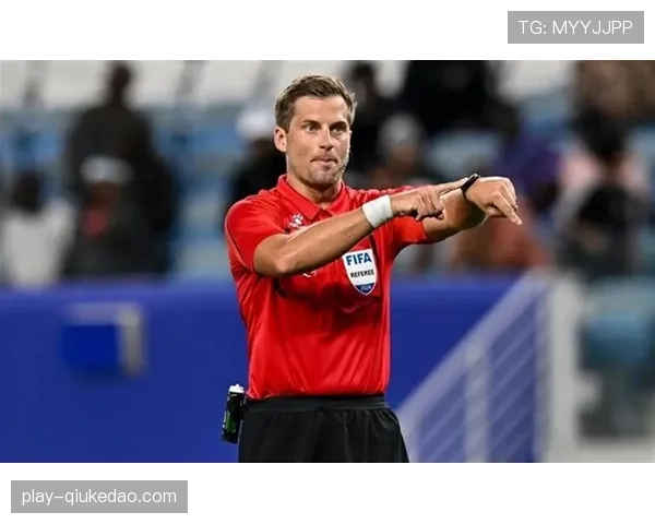 争议判罚:VAR介入取消莱比锡点球,主裁维持原判 争议判罚:VAR介入取消莱比锡点球,主裁维持原判